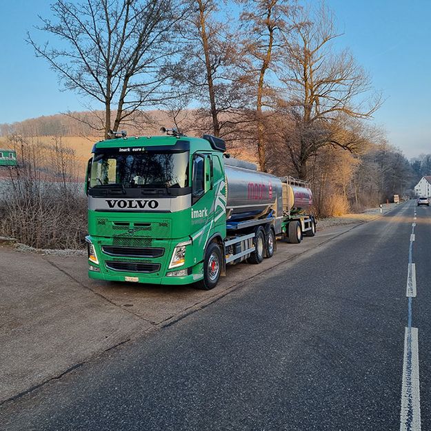 IMARK Transport AG - Milchtankwagen an Landstraße